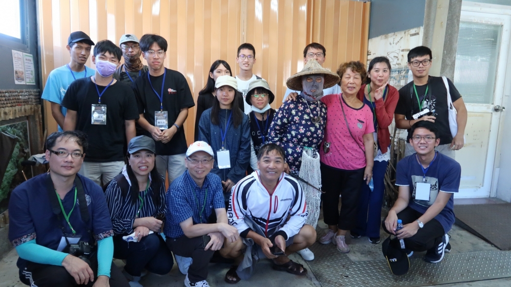 蕭堯仁老師帶領學生前往卯澳社區學生與海女互動並文化教育的傳承