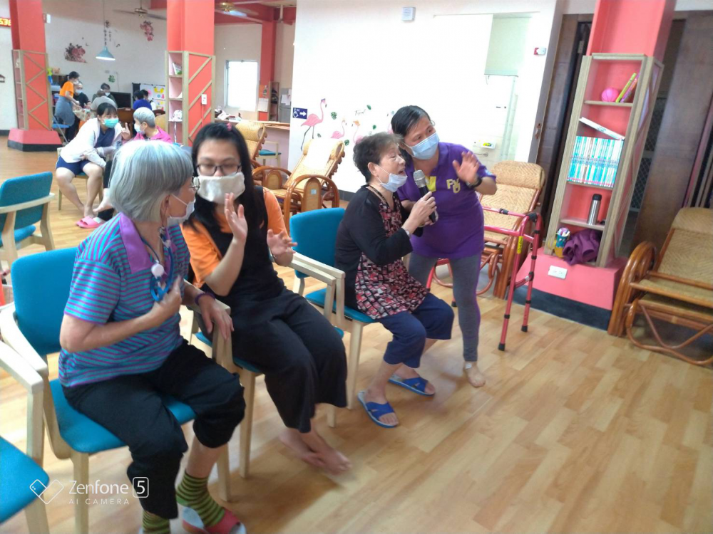 「社區衛生護理學與實驗-USR融入課程」帶領學生至松禾日間照護中心教導長輩練唱及認字活動遊戲，促進身心健康。