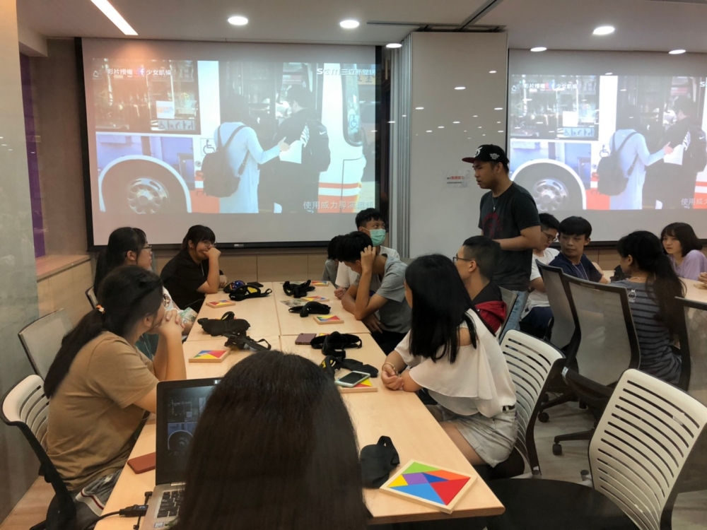 7/20於台北醫學大學飛躍醫學營，學員與視障老師於關卡「東拼西湊」中進行互動。