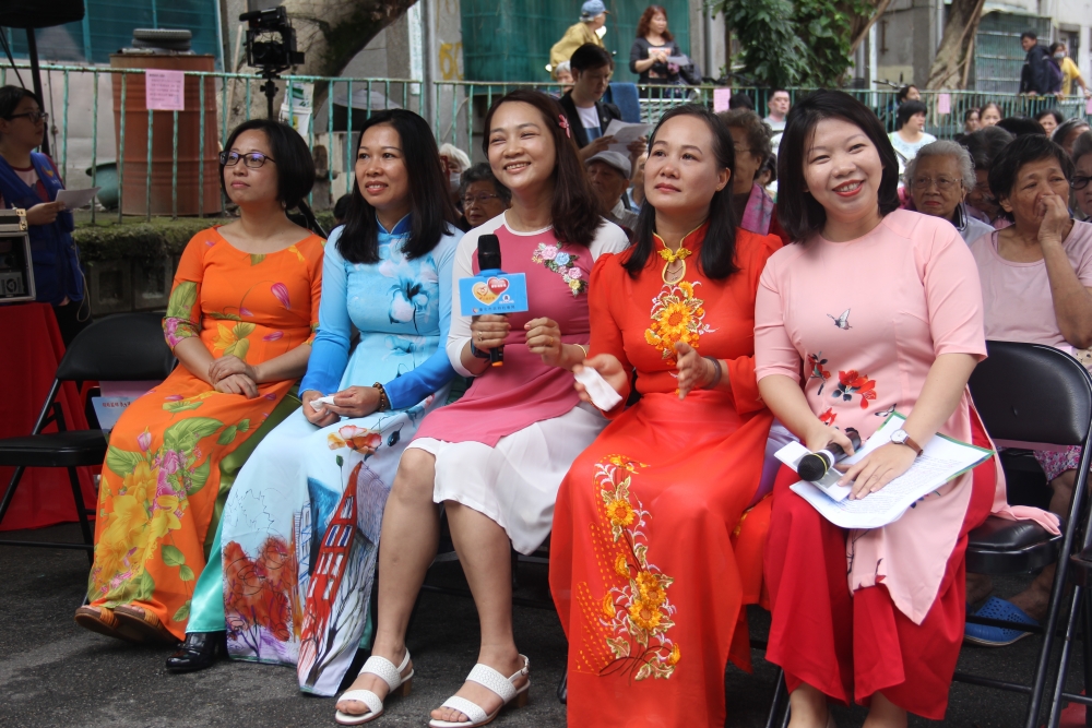 參加安康社區園遊會，穿著傳統服飾上台演唱中文、越南歌謠的素娥（右）及方案指導老師─本校民族系高雅寧副教授（左）