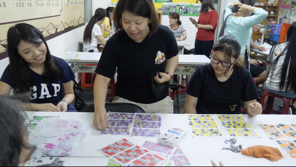 帶著華語班學員一同做活動的素娥，一反老師嚴肅的形象，多了點親切及溫度