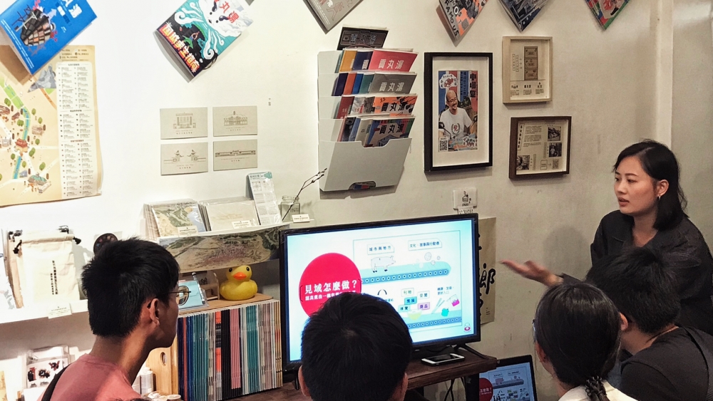 帶學生參訪在新竹舊城區深耕六年的新創團隊「見域工作室」，由共同創辦人分享創辦歷程與對新竹城市的觀察。