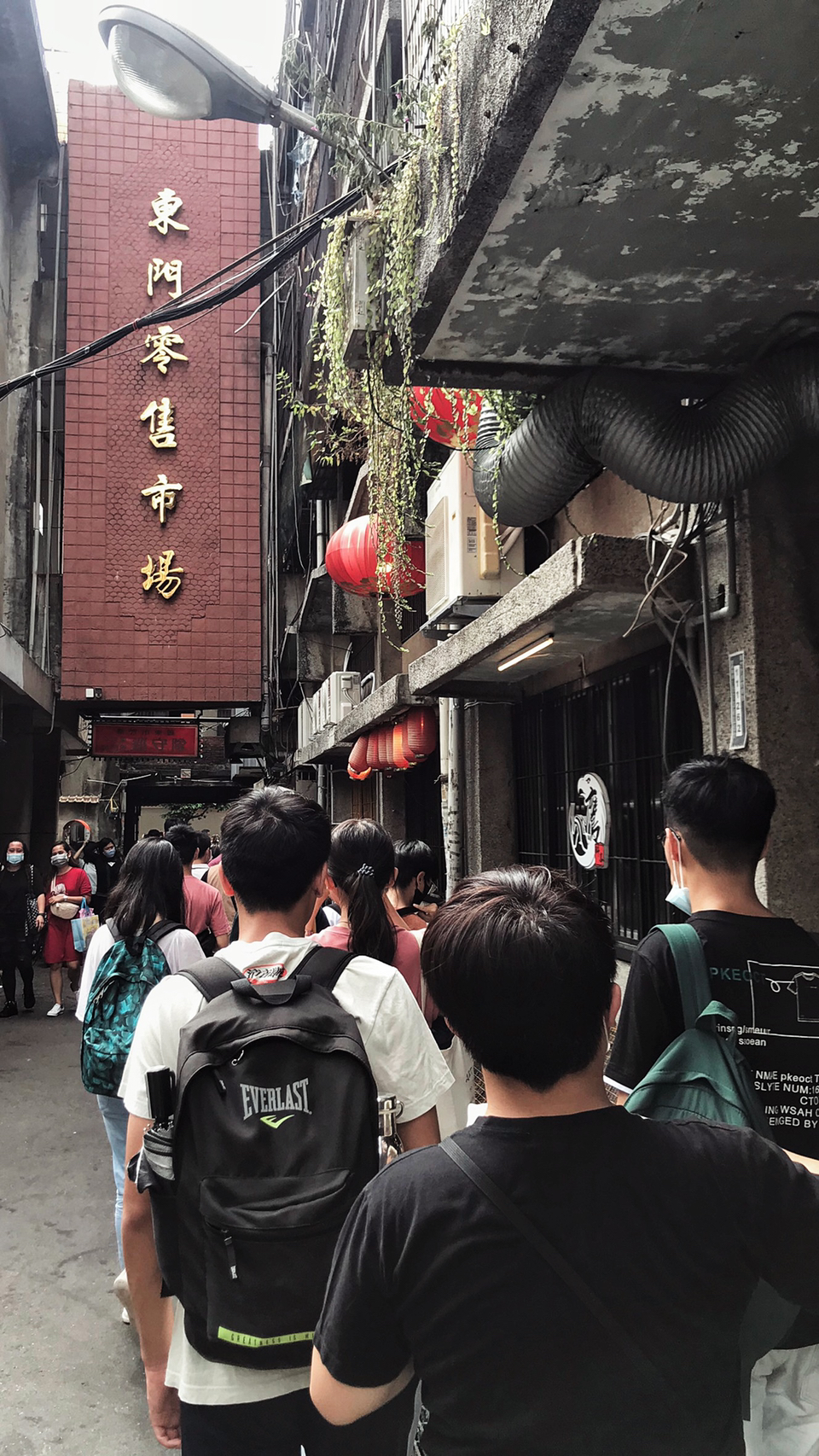 由課程老師帶領，走讀位於新竹舊城區的東門市場，循著城市的歷史軌跡，觀察景物興衰的變化。