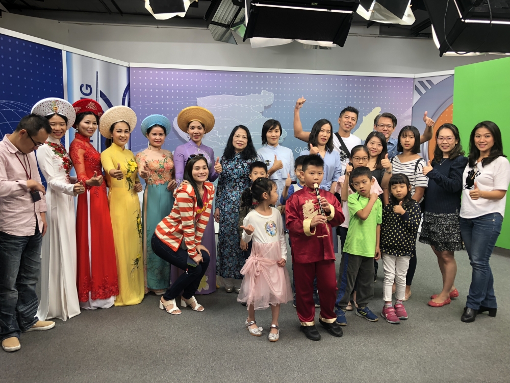新住民親子團參加慶聯港都電視台體驗營，學習拍攝剪輯和當主播。