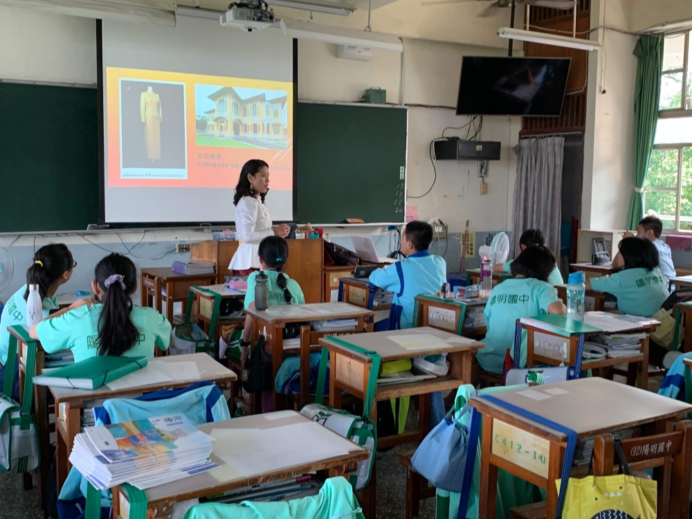 於陽明國中教學，課堂中分享泰國文化背景給學生，讓他們能多了解不同國家所帶來的文化差異。