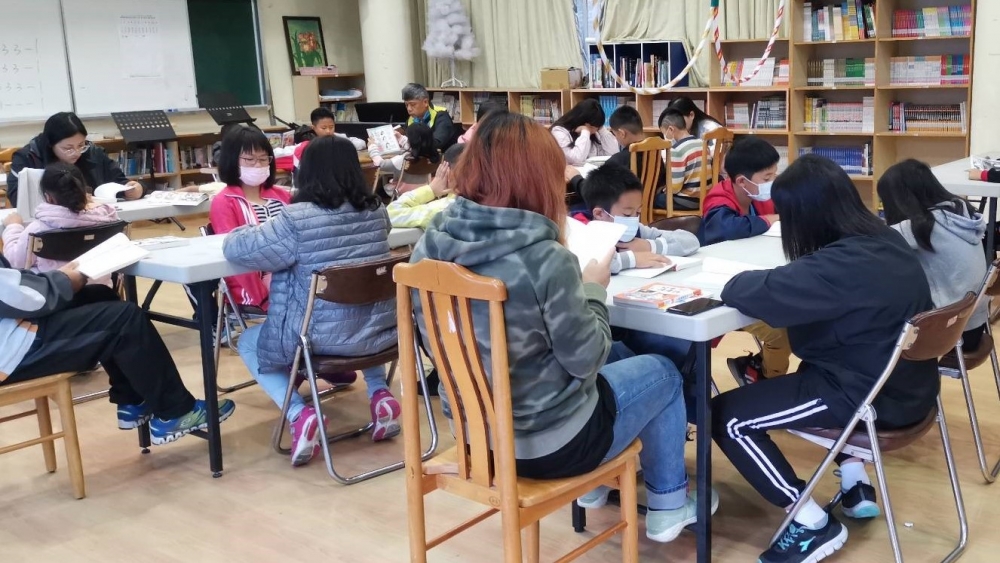 光華國小全校師生共同在圖書館進行晨間MSSR。