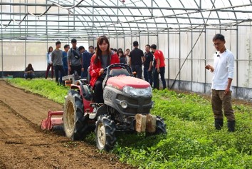 李法憲農場學習農機具的操作