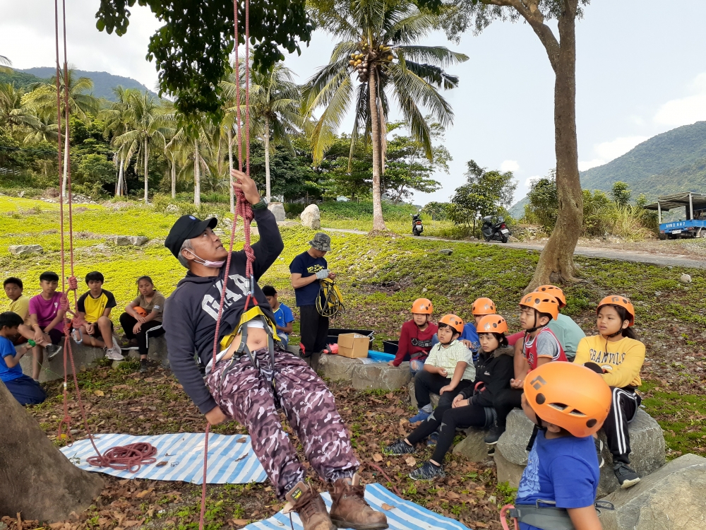 嘉蘭攀樹種子教練帶領嘉蘭國小孩子進行攀樹體驗，實習帶領技巧暨社區回饋推廣