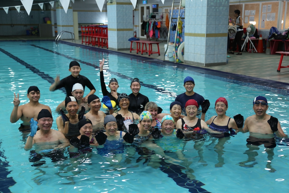 學員於水中進行計畫課程，讓學員們在游泳池能夠安心、開心的上課。