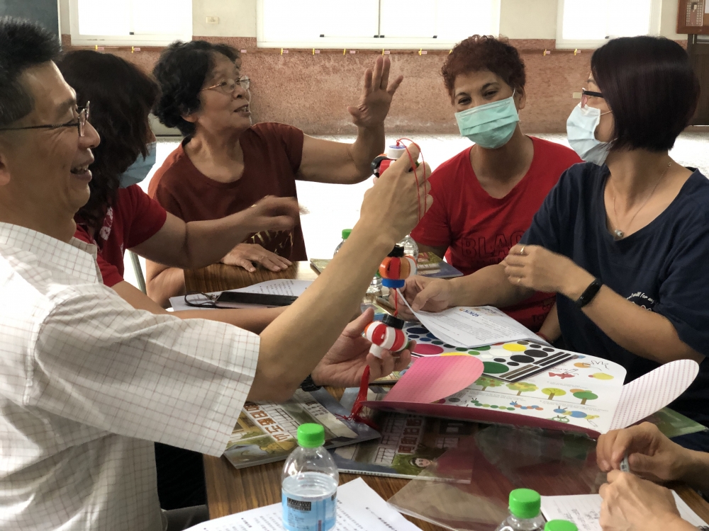 計畫主持人郭瑞坤與大寮江山社區的志工們一同討論給社區長輩辦理的活動