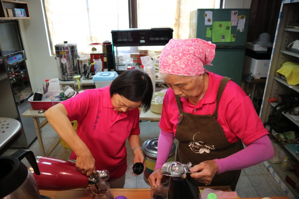 天真(阿嬤)咖啡館-協助旗山圓富社區提升據點服務能量，兼具照顧與增加社區收益的功能。