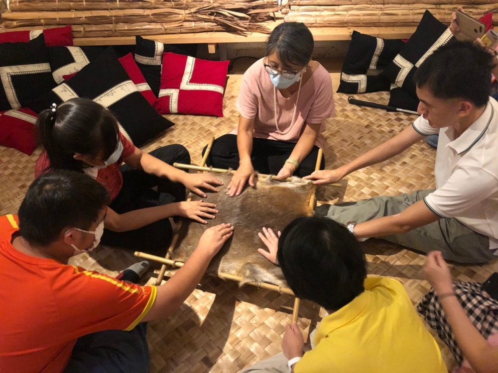 陽明山Studio94 「Sizu惜路月桃展」之現場剪影，盲人學生透過身手接觸，體會布農族工藝與生活文化