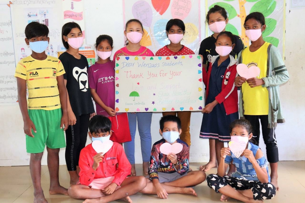圖四和圖五  柬國的小學生們戴上愛心口罩套，並寫上滿滿感謝的卡片給台灣的學生們。