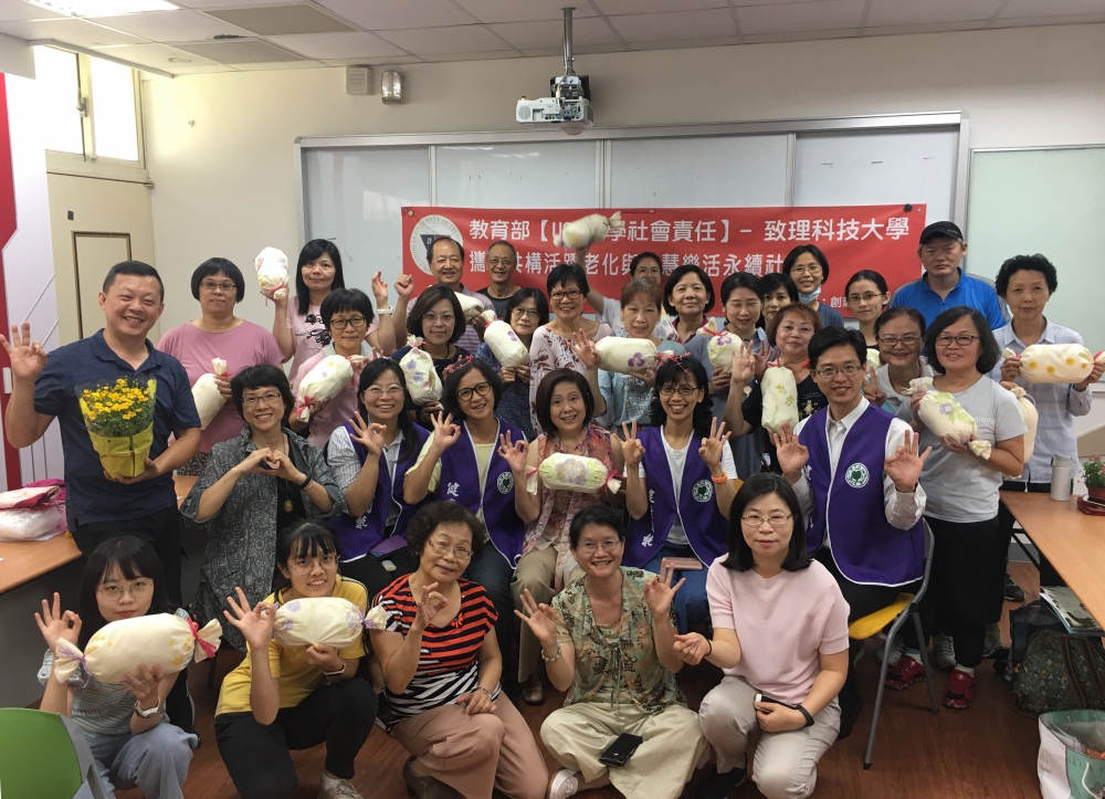課程學員和台灣園藝福址推廣協會的健康園藝師們一起，參與課程完成後的現場實習操作，見證學員們的成長。