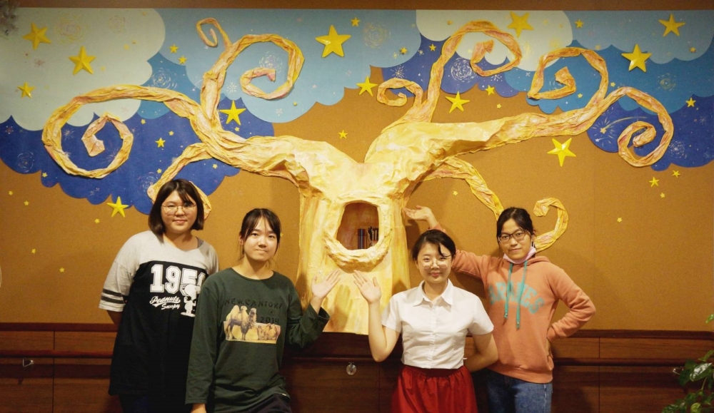 藝術療癒送進病房東華大學師生與慈濟醫院心蓮病房合作「手望相樹」許願牆。