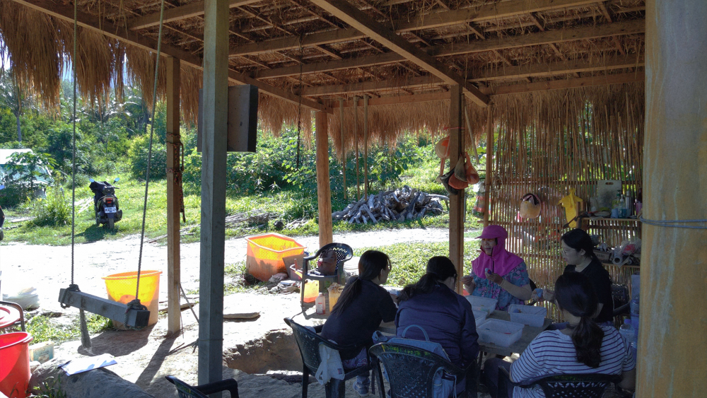 「在地創生基礎概論」課程小組同學向部落耆老學習體驗傳統手作毛線球工藝。