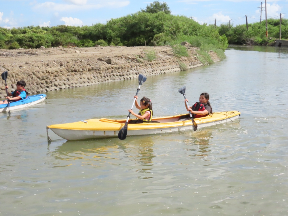 偏鄉校本特色課程看過來
與光復實小學童進行生態活動try try sea-划雙人獨木舟