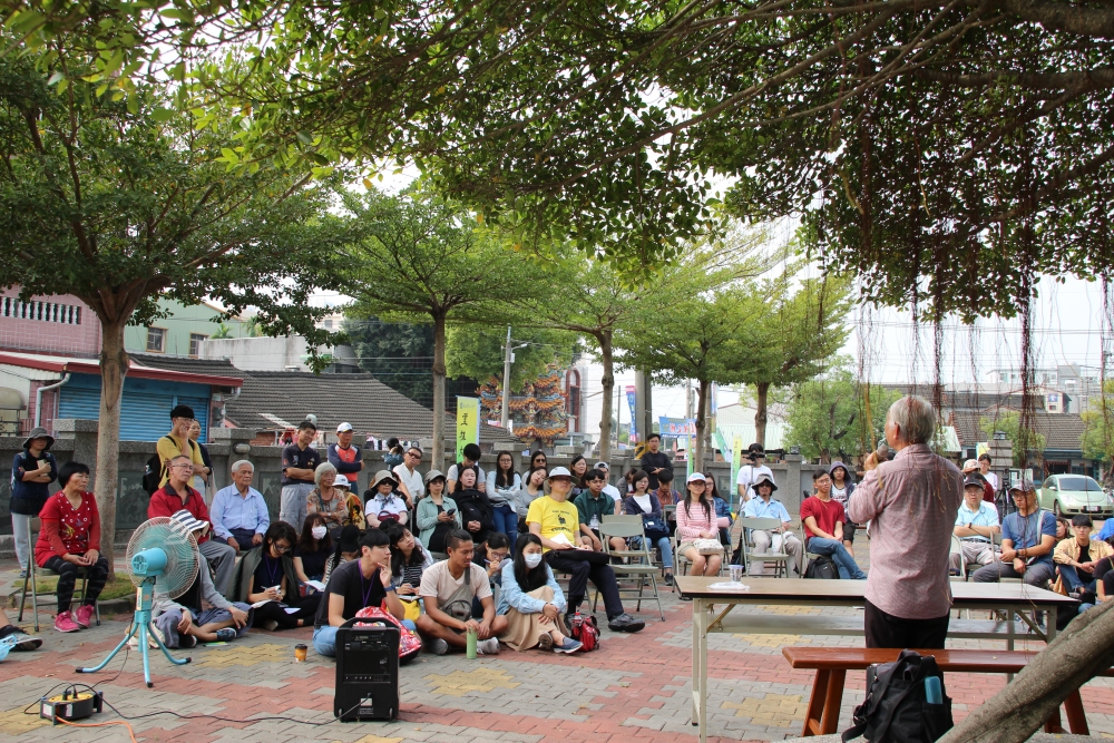 圖３：本計畫的「民雄學」課程因應事件發展，調整課程安排，邀請「種樹的詩人」吳晟演講，並有三十多位鄉民參加。