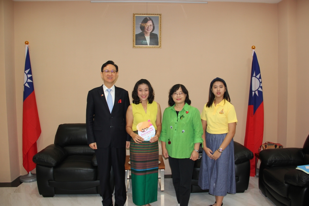 拜訪駐泰國大使童振源，並以中泰雙語錄製影片，向台灣及泰國民眾介紹台灣特色景點及泰國代表處的新館舍。