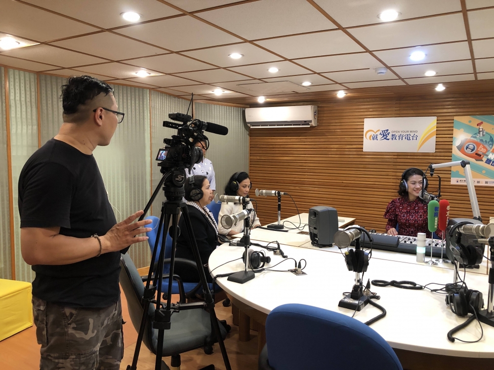國立教育廣播電台主持「幸褔南台灣」節目，協助新住民融入社會、快速適應新環境，讓聽眾了解新住民。