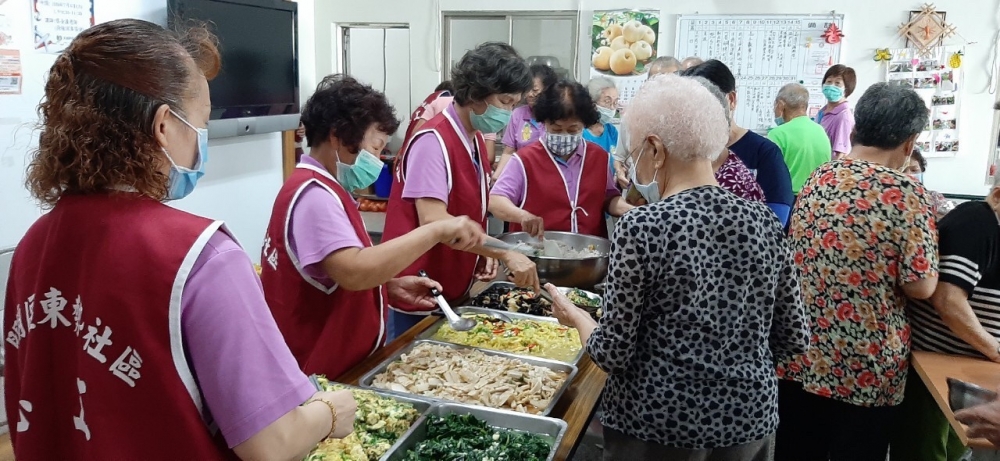 東勢社區免費供餐給社區長輩。
(放在第四段)