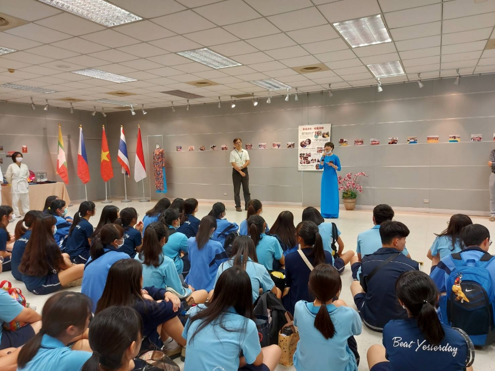 多元文化成果展邀請阮金紅棧長介紹越南文化，並呈現本計畫執行成果，讓師生了解教育部USR計畫之內涵。