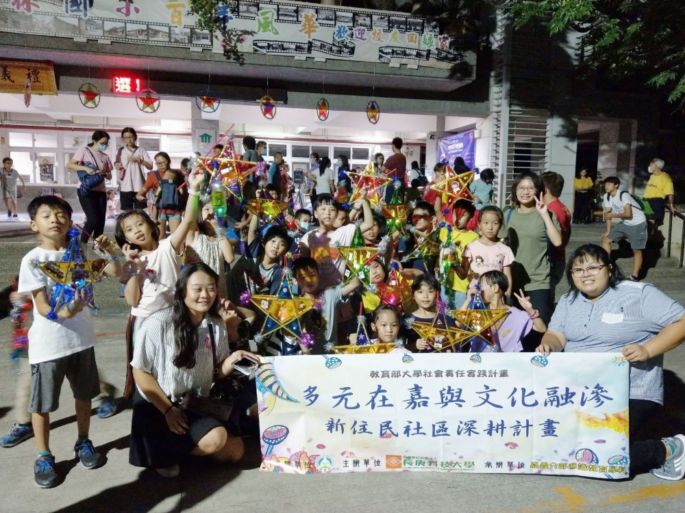 「中秋望月樂融融」活動藉由越南燈籠DIY，讓親子體驗異國文化，完成後並進行踩街遊行，創造台越文化交流回憶。