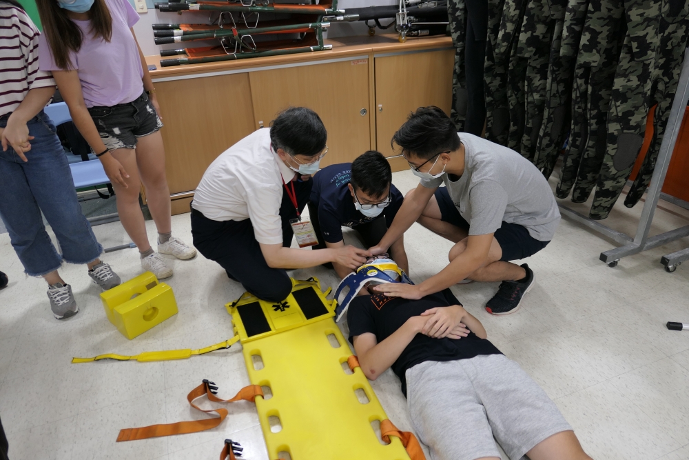 海大學生接受合作夥伴學校三總團隊醫師指導如何實施急救。
