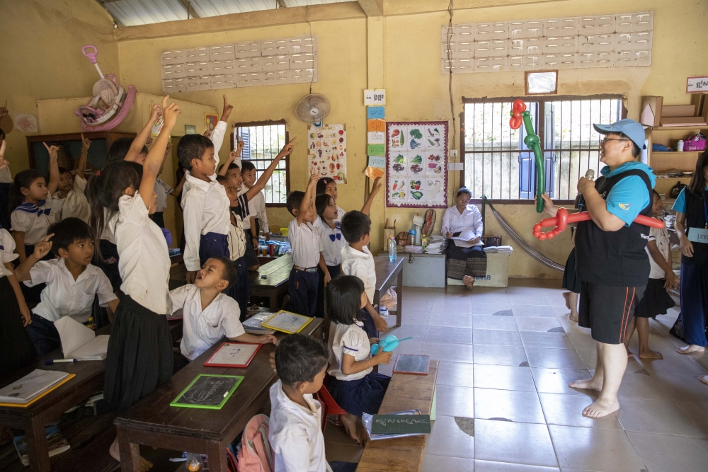 前進柬埔寨於當地進行英文教學，學生熱烈回應