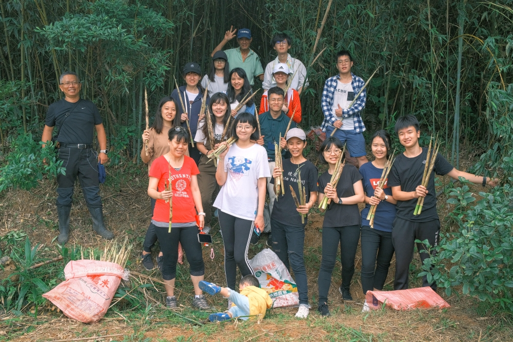 由七十多歲的江先生帶我們走進竹筍山林裡，讓都市大學生也能體會採摘竹筍的樂趣