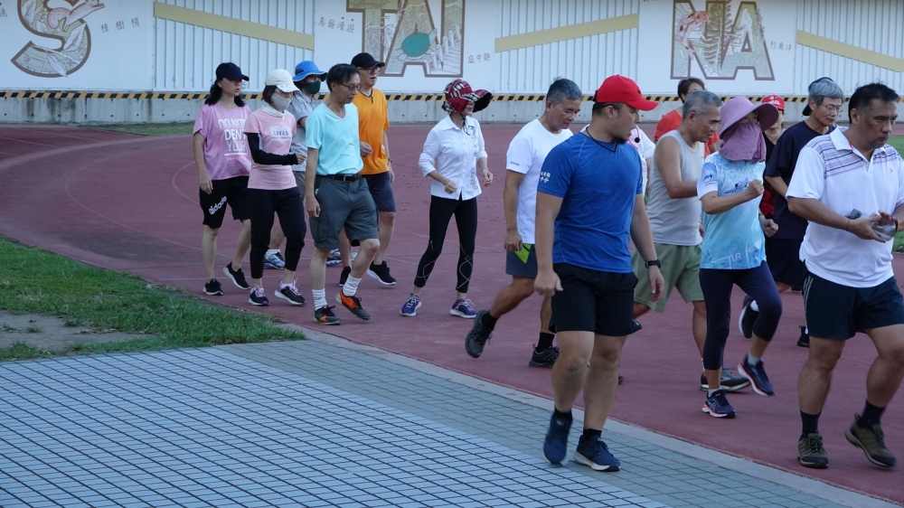 「青銀共跑」漸進式的十堂課－30分鐘路跑例行訓練
(圖片欲置於『……共好的那扇門。』下一行)