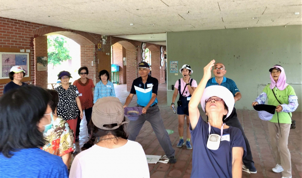 成大退休人員與隆田社區居民玩丟沙包遊戲，好像回到了小時候的歡樂時光，每個都玩的不亦樂乎