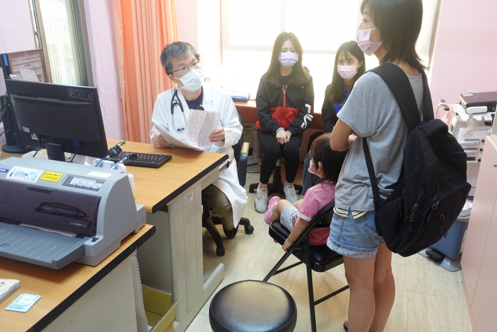 吳昌騰醫師到復興區衛生所為原民進行醫療健診服務，且有學生在一旁觀摩學習