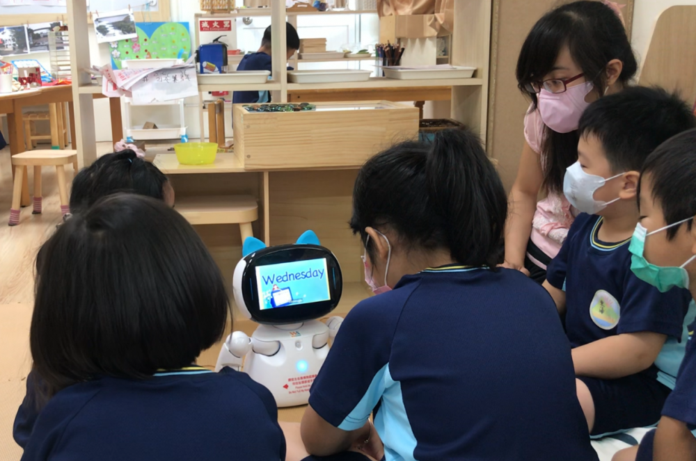 幼兒園善用AI機器人作為英文融入教學的輔助工具