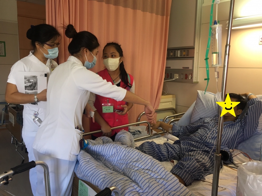 圖九  學生在高雄榮民總醫院提供印尼及越南語志工服務。