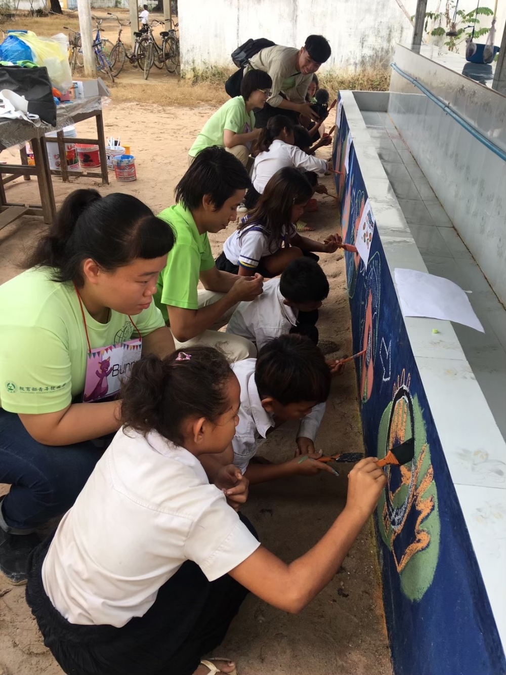 圖十  服務團隊運用環保顏料和議題帶領國小學童彩繪洗手台。