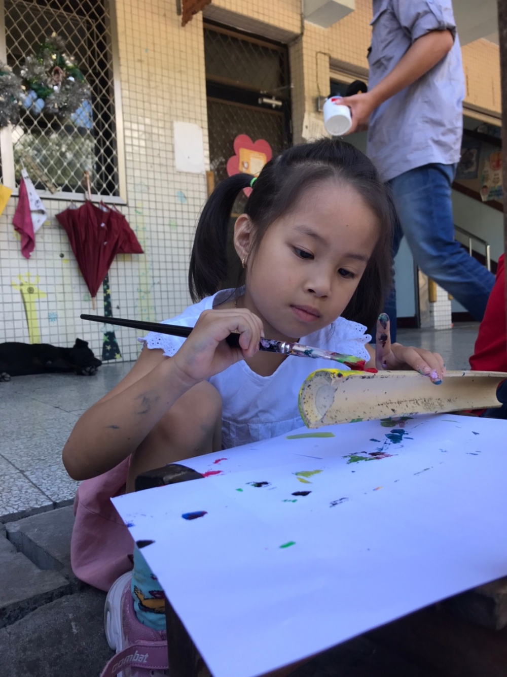 四季部落的孩童動手彩繪竹片，製成竹片門簾掛於整修後瞭望台