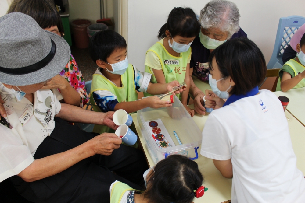 91歲的林添發阿祖，跟幼兒園的小朋友一起製作童玩
