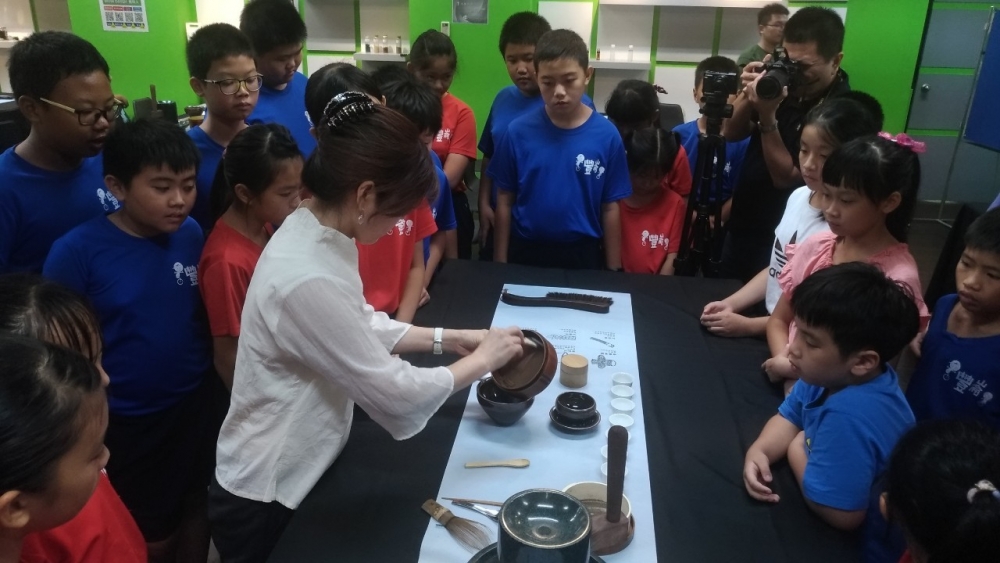 崙國小學生學習茶道美學：宋代點茶，了解不同朝代的茶飲方式。