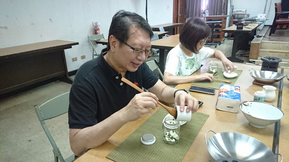 USR活動：茉莉花窨茶製茶技術交流活動。與花壇鄉農會合作，使更多民眾了解如何製作茉莉綠茶。