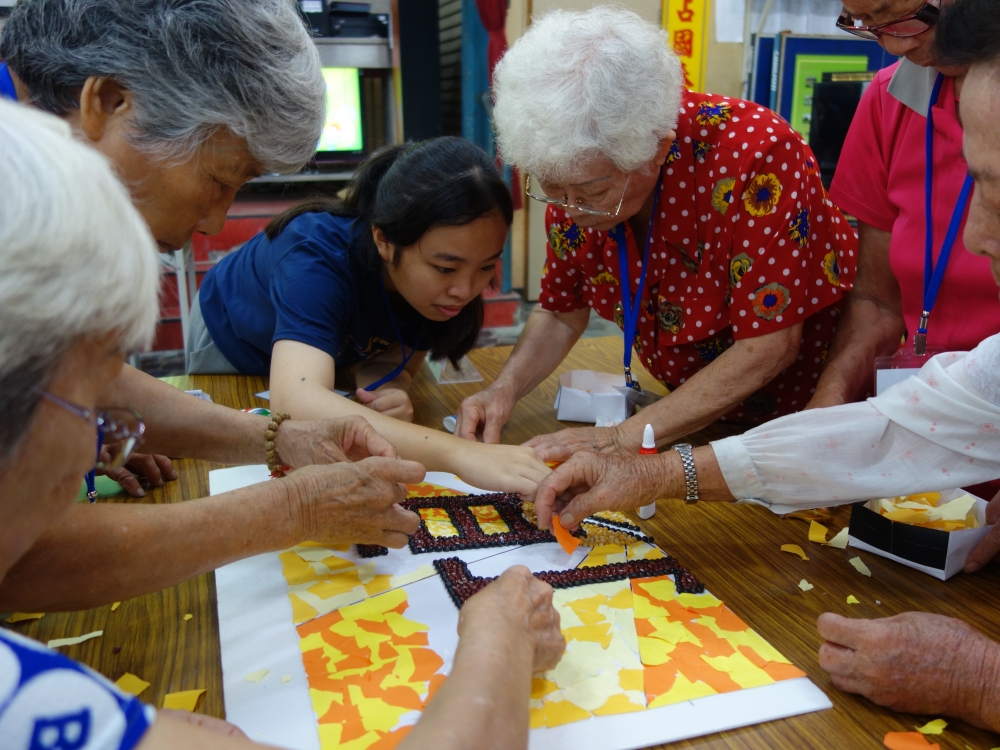 暑期社會實作-學生與頂柳社區合作舉辦青銀共學營，設計創意銀髮活動。圖片請放圖檔4下方