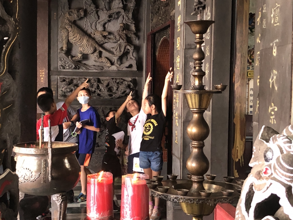 洲美小朋友玩一日屈原宮闖關遊戲
One day  in Qu -yuan temple:  children play the game.