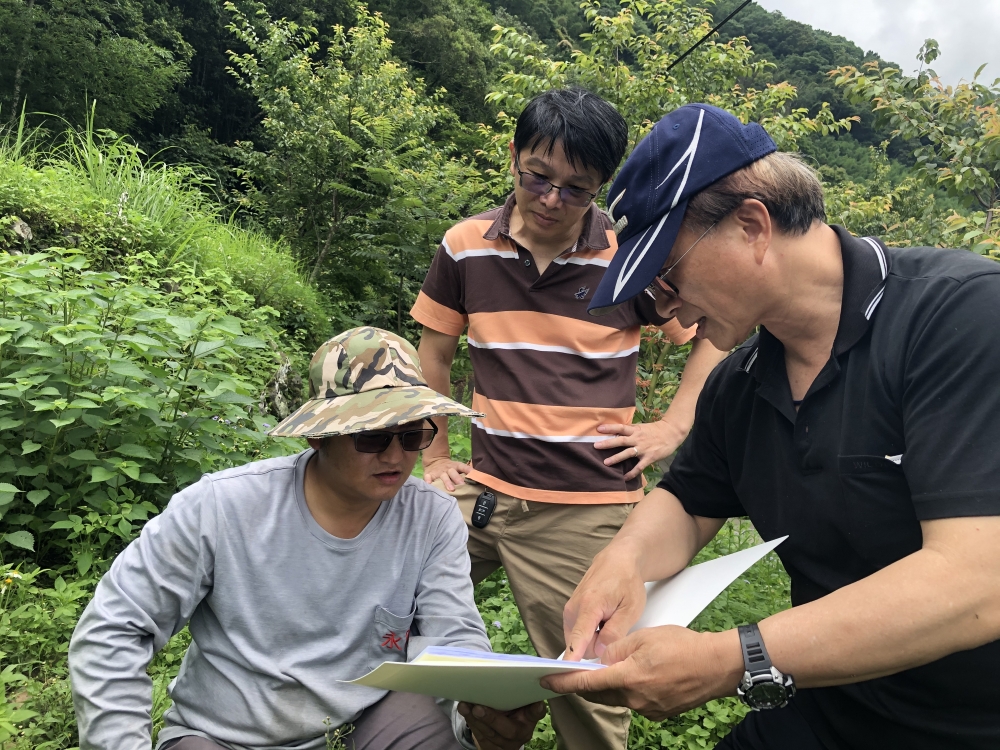 2020/5/26親訪新竹縣尖石鄉那羅休閒農業區，探訪農場主人徐榮偉，並討論未來安裝小農物聯網設備的機制及可行性。