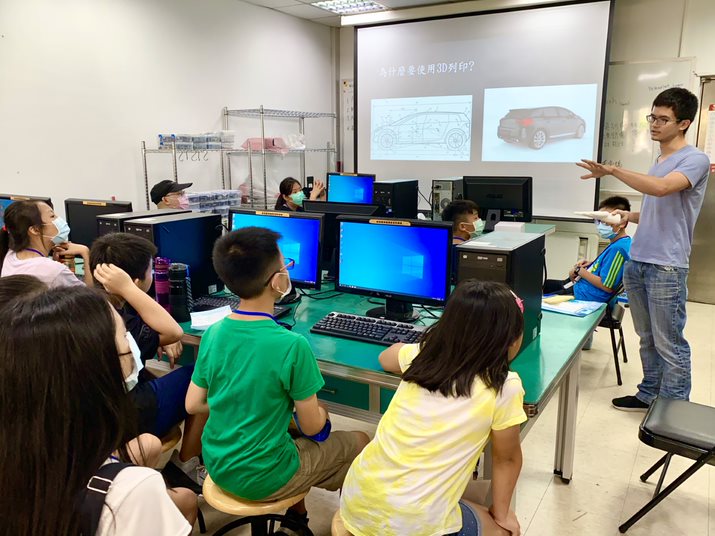 小小實踐家夏令營─由本校機械系學生帶領小朋友了解3D列印的過程