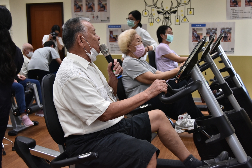每月固定辦理「長者高齡健康促進活動」，照片為長者於本校樂活俱樂部進行健身器材操作。