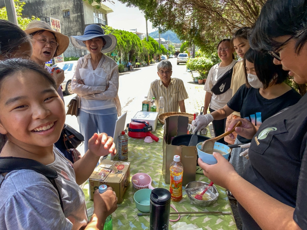 「小石滾市集」是與青履客的水保局計畫「小石生活．實踐聚落」合作，在暑期招募大學生，以及石墻社區小朋友一起共創而成。