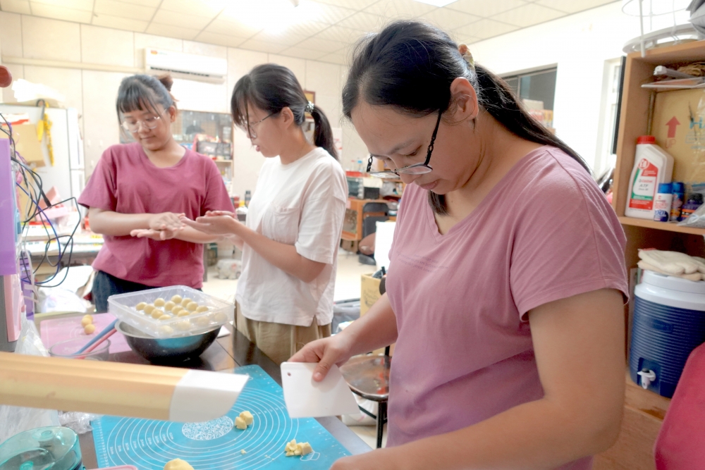「石．食點」實驗品牌，是聯合大學USR推動小組輔導青履客與社區媽媽，以「石墻特色紅棗飲食文化」共創的在地品牌。