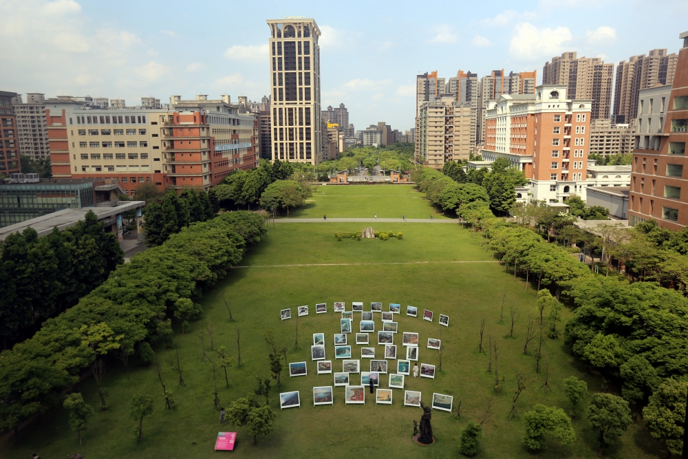 2018年梅樹月於臺北大學草皮展覽（鐘文志提供）。