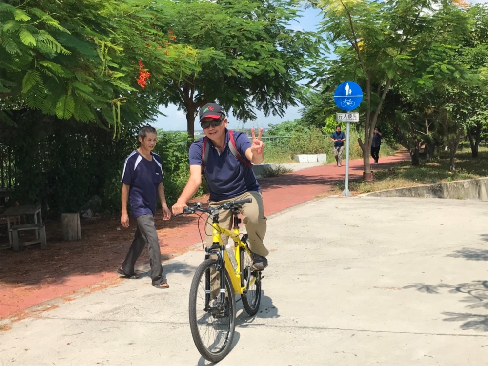 以騎乘腳踏車之旅行模式，帶領一般民眾進入社區進行深度社區旅遊。