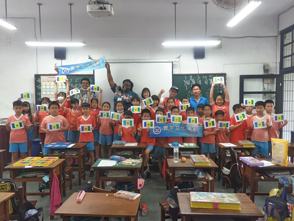介紹完聖文森國旗顏色的意義後孩子也開始好奇台灣國旗中的顏色代表什麼意思，達到文化反思的目的。